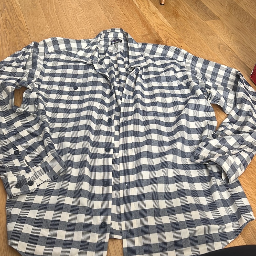 Patagonia men’s lightweight button down